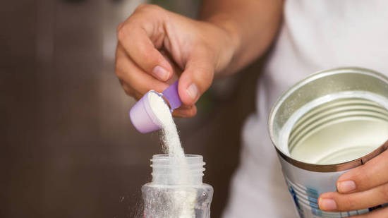 嬰兒吃奶要定時(shí)定量嗎？