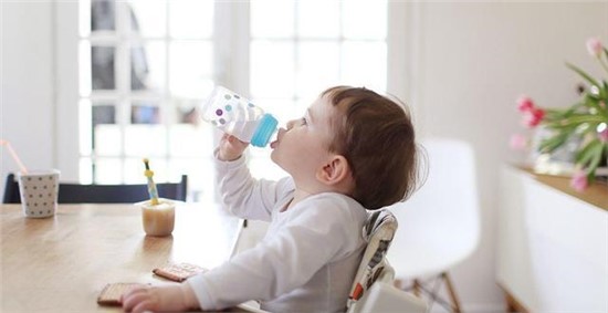 寶寶夏日喂養(yǎng)全攻略，不做脆皮寶寶??