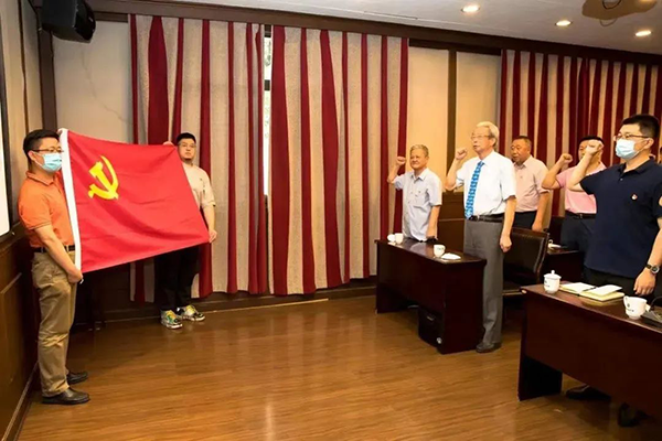 致敬——中國(guó)乳制品工業(yè)協(xié)會(huì)原理事長(zhǎng)宋昆岡同志光榮在黨五十年